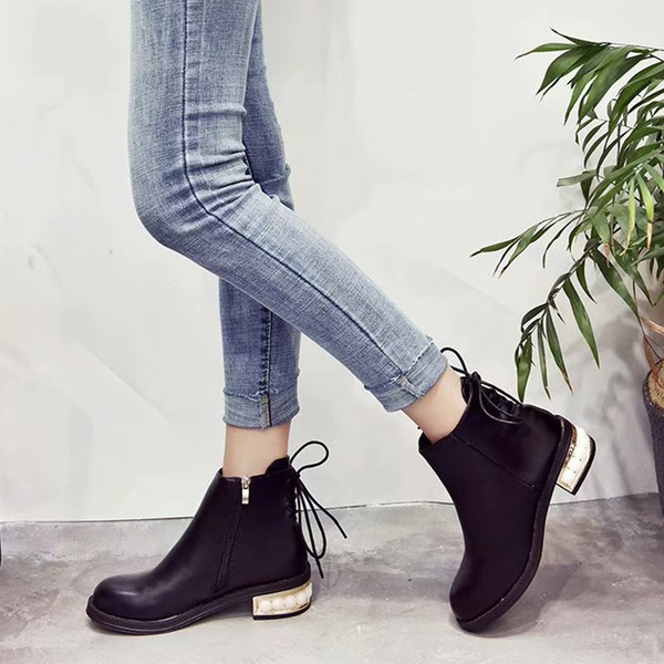 Fekete színű női csizma gyöngy díszítéssel