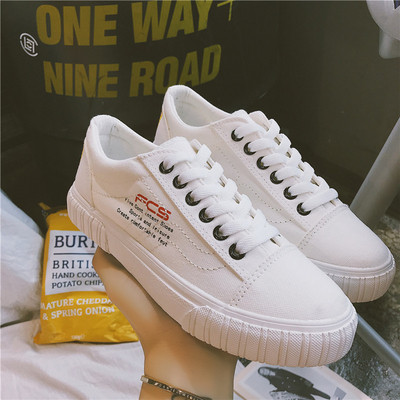 Alkalmi női tornacipő három színben felirattal