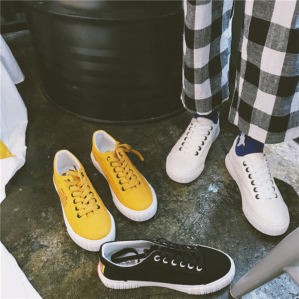 Alkalmi női tornacipő három színben felirattal