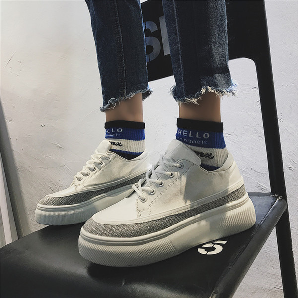 Stílusos női tornacipő vastag talppal, két színben