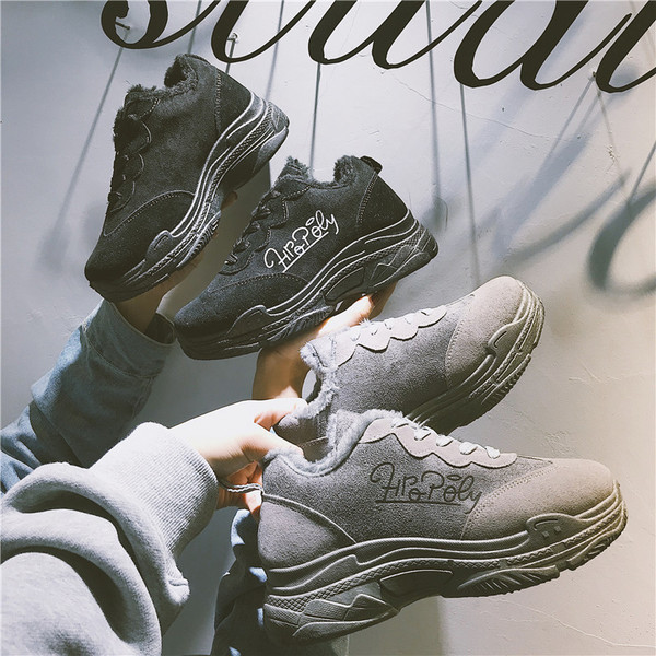 Modern női téli tornacipő öko velúrból, feliratokkal