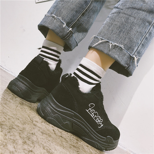 Modern női téli tornacipő öko velúrból, feliratokkal