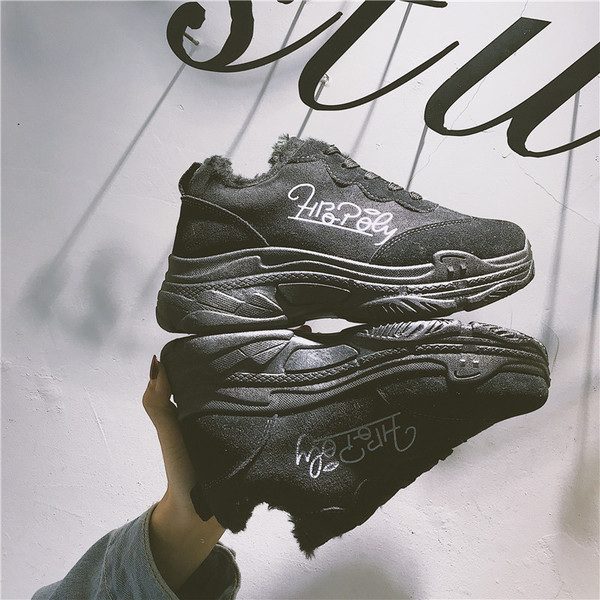 Modern női téli tornacipő öko velúrból, feliratokkal