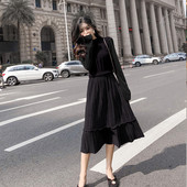 Hosszú, modern női ruha fekete és rózsaszín színben