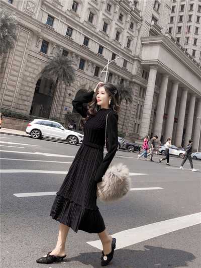 Hosszú, modern női ruha fekete és rózsaszín színben