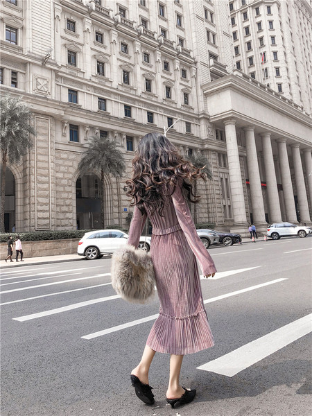 Hosszú, modern női ruha fekete és rózsaszín színben