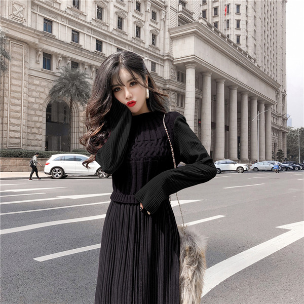 Hosszú, modern női ruha fekete és rózsaszín színben