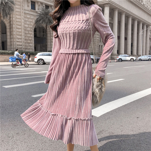 Hosszú, modern női ruha fekete és rózsaszín színben