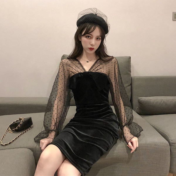 Stílusos fekete női ruha hálós ujjakkal