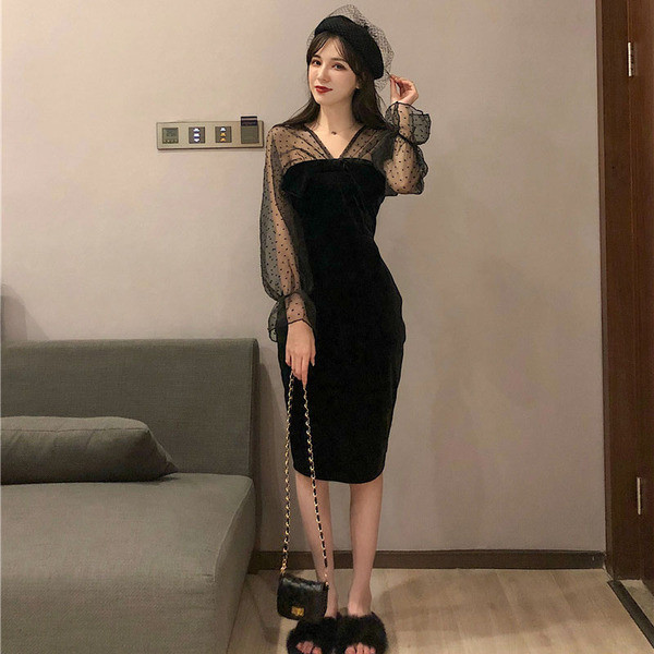 Stílusos fekete női ruha hálós ujjakkal