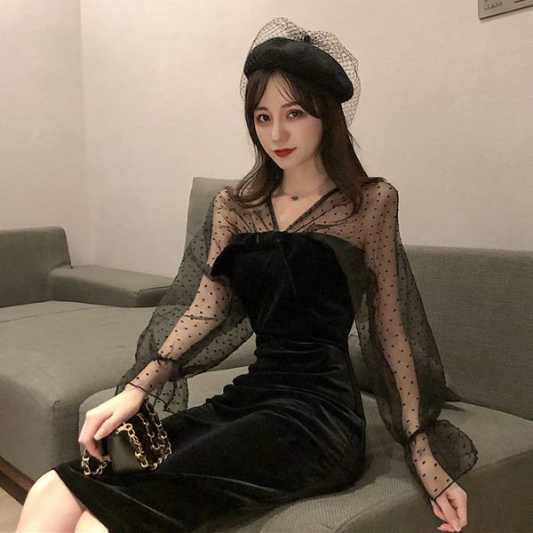 Stílusos fekete női ruha hálós ujjakkal