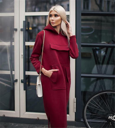 Sport-alkalmi női ruha nagy zsebbel és kapucnival három színben