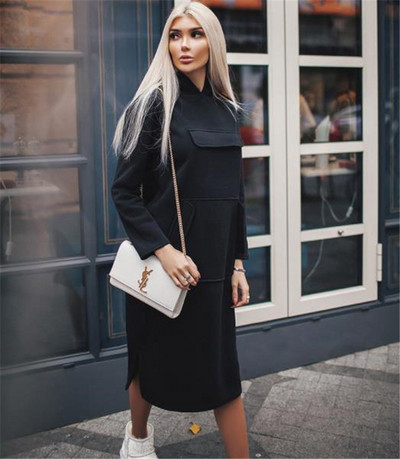 Sport-alkalmi női ruha nagy zsebbel és kapucnival három színben