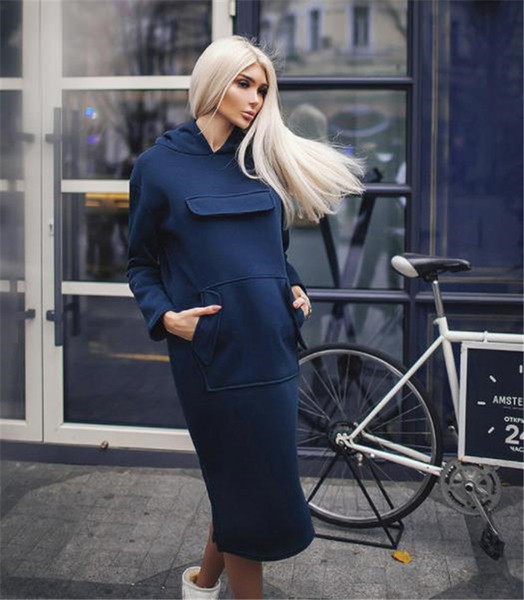 Sport-alkalmi női ruha nagy zsebbel és kapucnival három színben