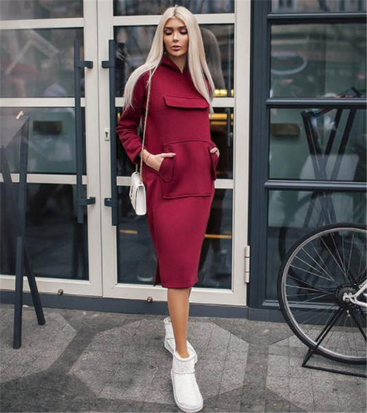 Sport-alkalmi női ruha nagy zsebbel és kapucnival három színben