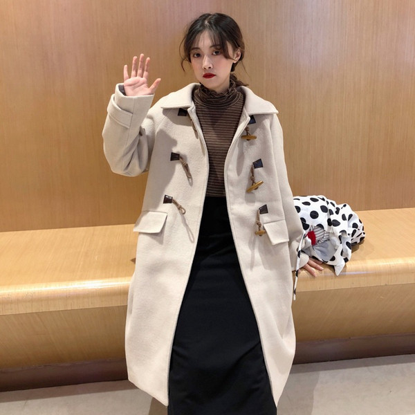 Modern női hosszú kabát bézs színben