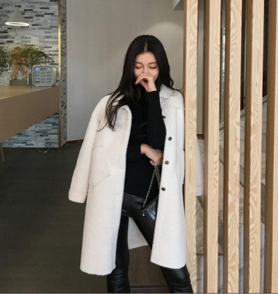 Стилно дамско палто за зимата в бял цвят