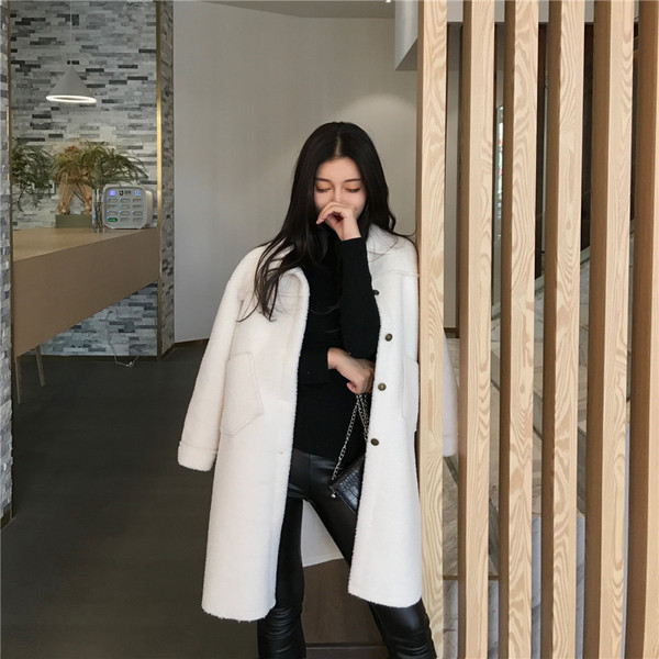 Стилно дамско палто за зимата в бял цвят