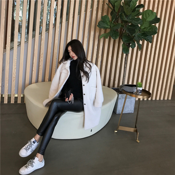 Стилно дамско палто за зимата в бял цвят