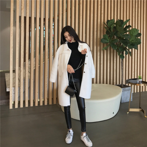 Стилно дамско палто за зимата в бял цвят