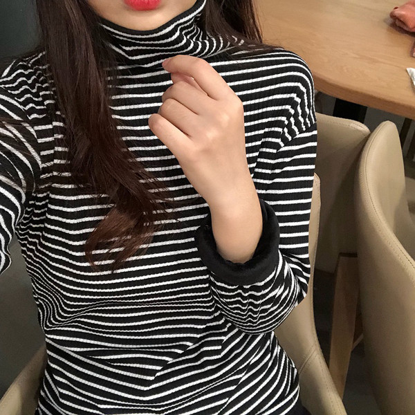 Női alkalmi csíkos pulóver fekete-fehér színben