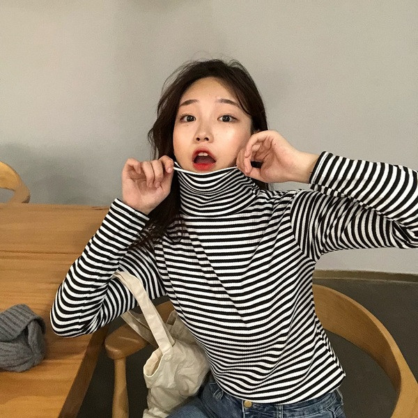 Női alkalmi csíkos pulóver fekete-fehér színben