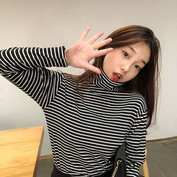 Női alkalmi csíkos pulóver fekete-fehér színben