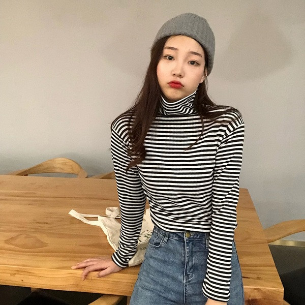 Női alkalmi csíkos pulóver fekete-fehér színben