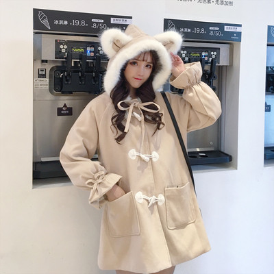 Modern női kabát kapucnival és 3D elemekkel