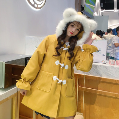 Modern női kabát kapucnival és 3D elemekkel