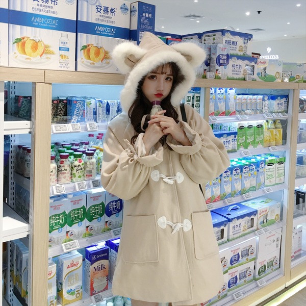 Modern női kabát kapucnival és 3D elemekkel