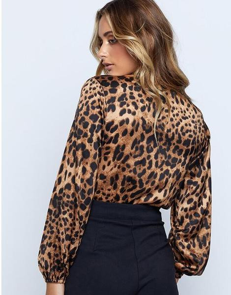 Stílusos női test V-nyakkal és leopárdmintával