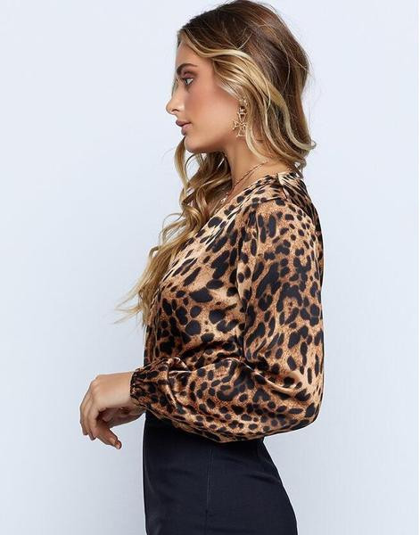 Stílusos női test V-nyakkal és leopárdmintával