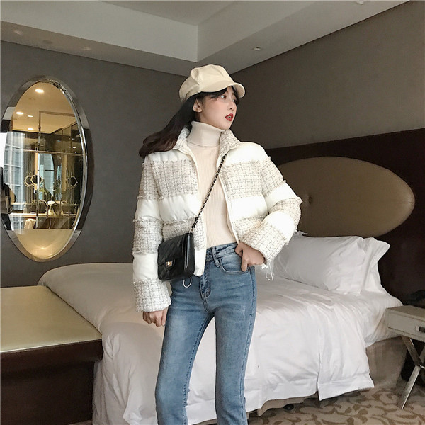 Modern női kabát O-alakú gallérral, fekete-fehér színben