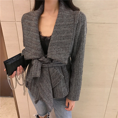 Stílusos női kabát V-nyakkal