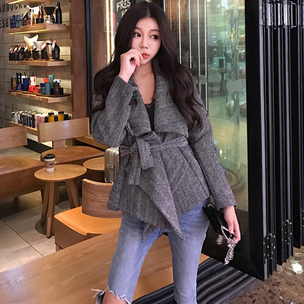 Stílusos női kabát V-nyakkal