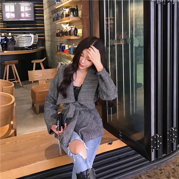 Stílusos női kabát V-nyakkal