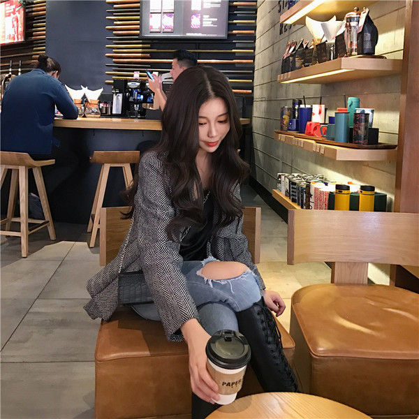 Stílusos női kabát V-nyakkal