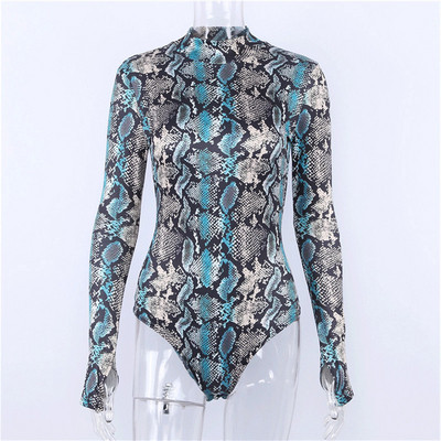 Τρέχον γυναικείο σώμα με δεξί και ψηλό κολάρο