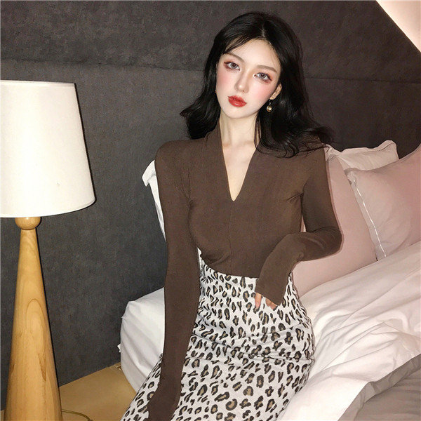 Női blúz V-nyakkal, négy színben