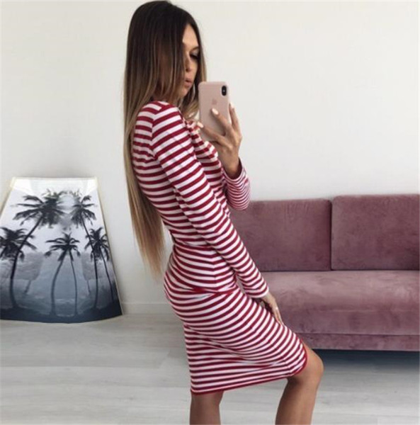 Alkalmi női csíkos ruha, kék és piros színben hasítékkal