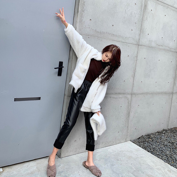 Modern női öko-bőr nadrág puha béléssel és elasztikus derékkal