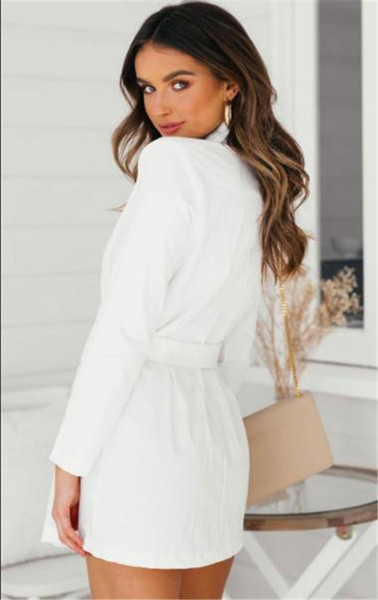 Stílusos női kabát V-alakú gallérral, fehér színben