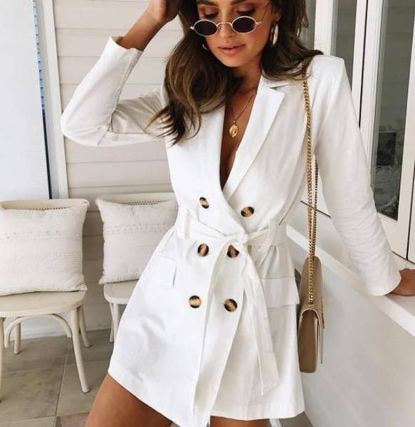 Stílusos női kabát V-alakú gallérral, fehér színben