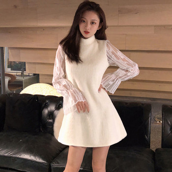 Női ruha csipkeujjal és O-alakú gallérral