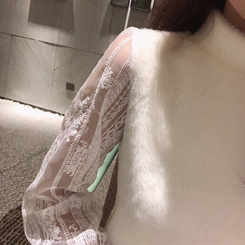 Női ruha csipkeujjal és O-alakú gallérral