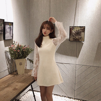 Női ruha csipkeujjal és O-alakú gallérral