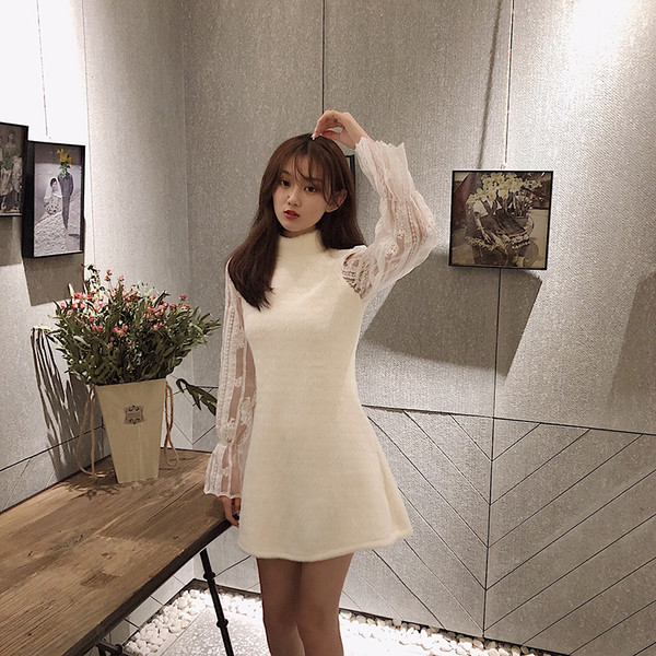 Női ruha csipkeujjal és O-alakú gallérral