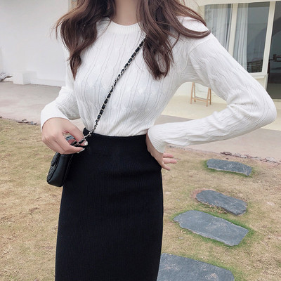 Γυναικεία πουλόβερ σε λευκό χρώμα με λαιμόκοψη