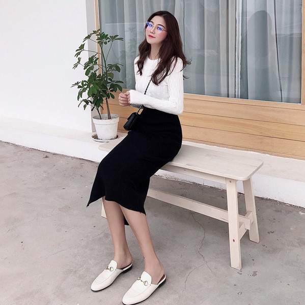 Γυναικεία πουλόβερ σε λευκό χρώμα με λαιμόκοψη